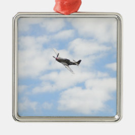P51 Mustang under flygning Julgransprydnad Metall