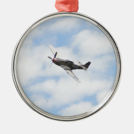P51 Mustang under flygning Julgransprydnad Metall