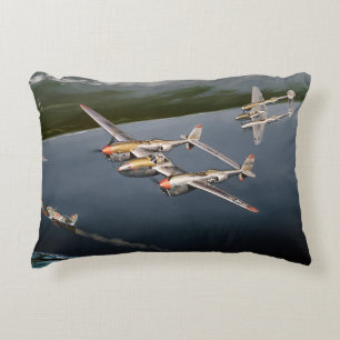 P-38 Blixt under flygning Prydnadskudde