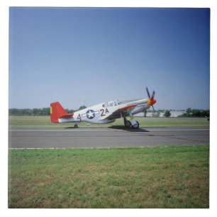 P-51 C Tuskegee Red Tail-flygplan på CAF Air Kakelplatta