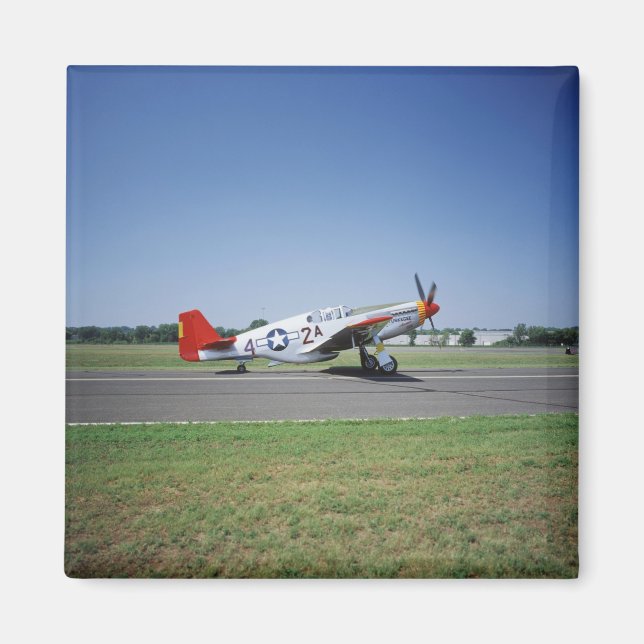 P-51 C Tuskegee Red Tail-flygplan på CAF Air Magnet (Framsidan)