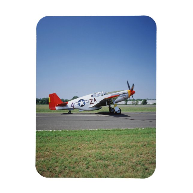 P-51 C Tuskegee Red Tail flygplan på CAF Air Magnet (Vertikal)