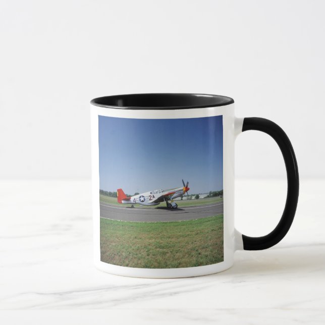 P-51 C Tuskegee Red Tail-flygplan på CAF Air Mugg (Höger)