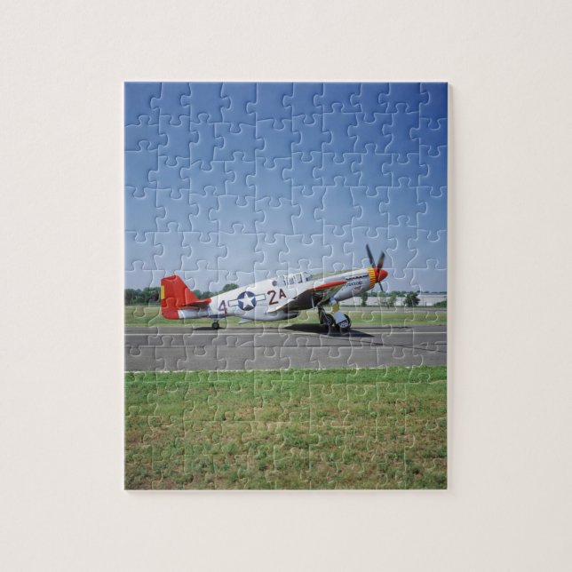 P-51 C Tuskegee Red Tail-flygplan på CAF Air Pussel (Vertikal)