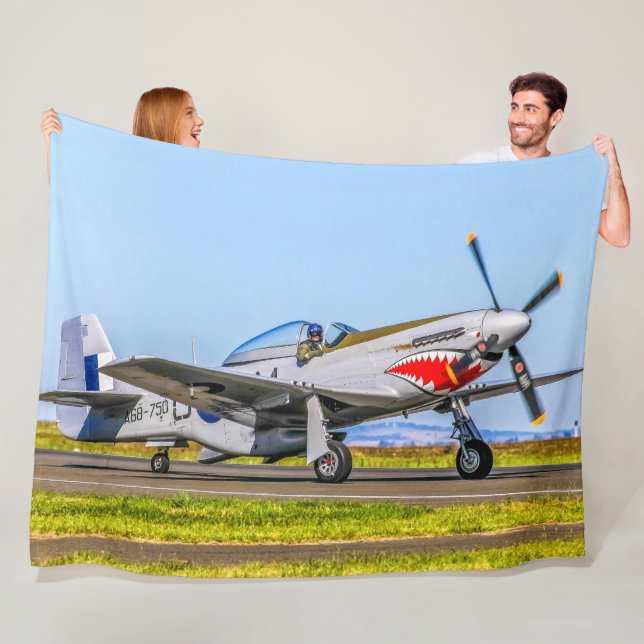 P-51 MUSTANG FLEECEFILT (På plats)