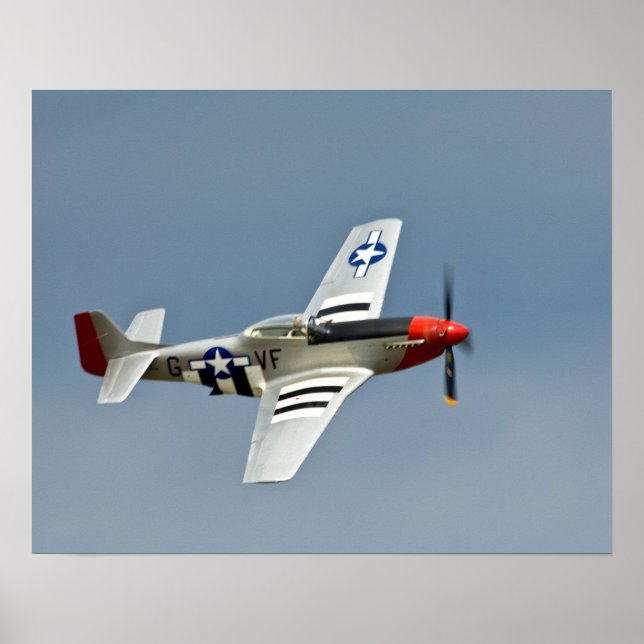P-51D Mustang Fighter med D-Day-märkning som flyge Poster (Framsidan)