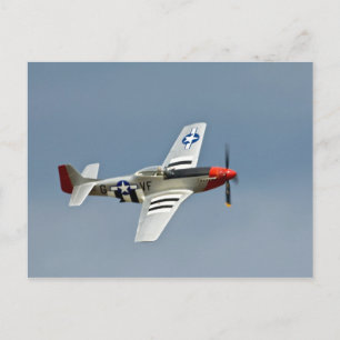P-51D Mustang jaktplan med D-Day-märkning flygande Vykort