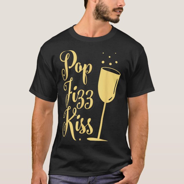 P Fizz Kiss Funny New Years Eve Wine Champagne  T Shirt (Framsida)