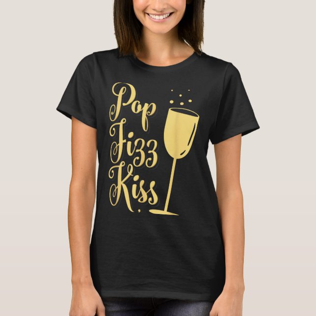 P Fizz Kiss Funny New Years Eve Wine Champagne  T Shirt (Framsida)