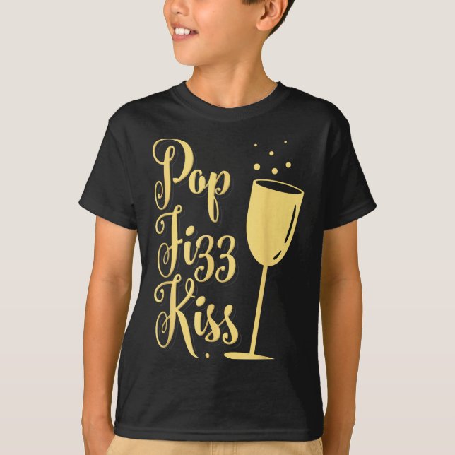 P Fizz Kiss Funny New Years Eve Wine Champagne  T Shirt (Framsida)