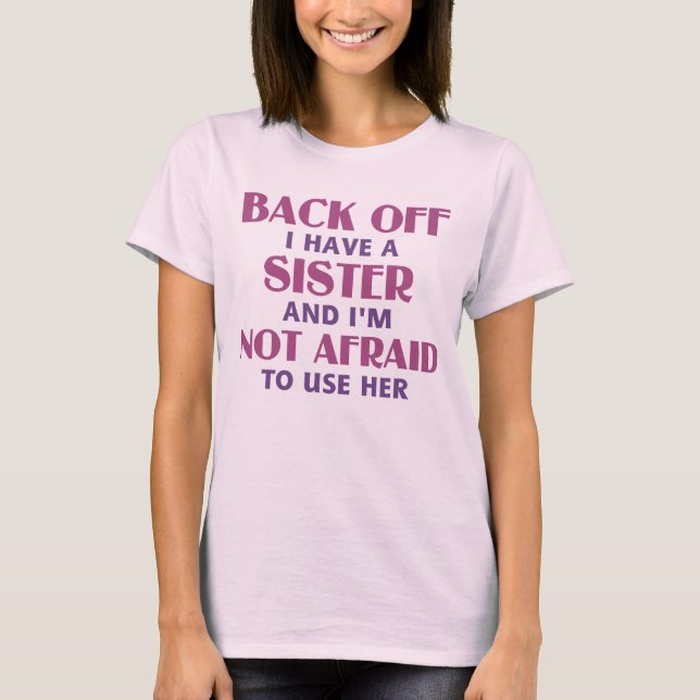 På baksidan har jag en syster (rosa) t shirt (Framsida)