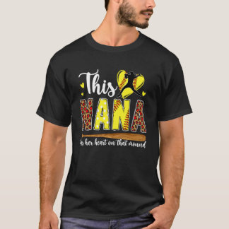 På den högen Softboll Pitcher Nana av en softboll T Shirt