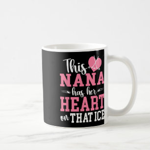 På den is hockey mormor farmor ishockeyspelare kaffemugg