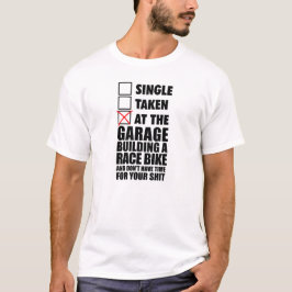 På garage som bygger en tävlingcykel tee