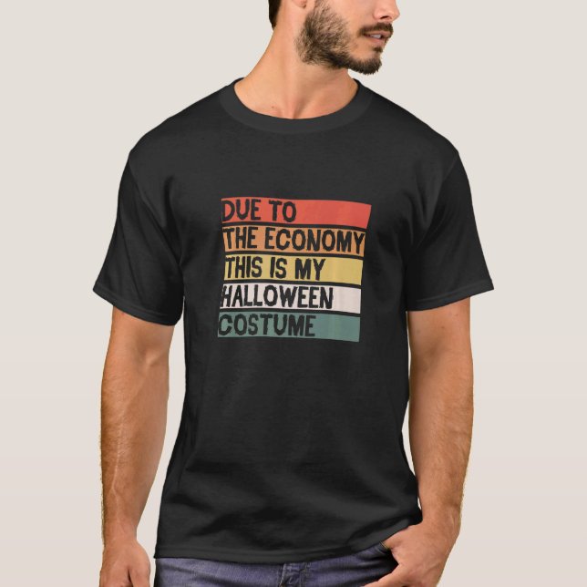 På grund av ekonomin är detta min Halloween-kostym T Shirt (Framsida)