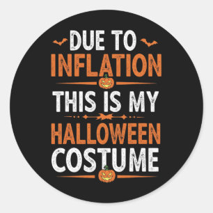 På grund av inflation är det här min Halloween Cos Runt Klistermärke
