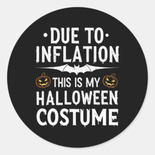 På grund av inflation är det här min Halloween Cos Runt Klistermärke