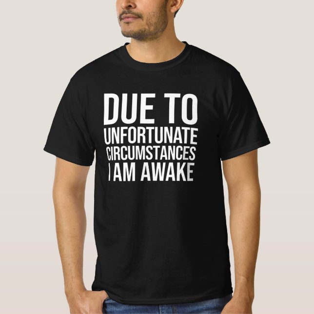 På grund av olyckliga omständigheter är jag vaken t shirt (Framsida)