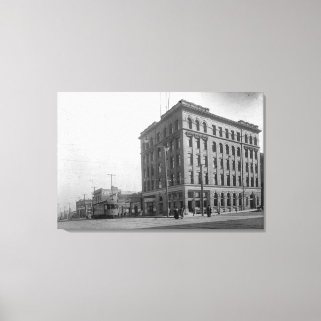 På hörnet på Hewitt Avenue Canvastryck (Framsida)