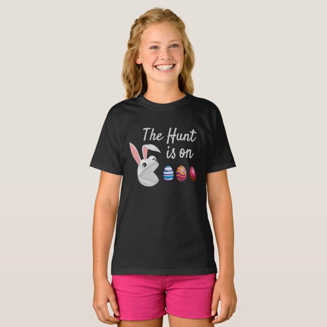 På jakt är Påskharen Äggsökning T Shirt (Hel framsida)