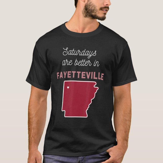 På lördagar är det bättre i Fayetteville Arkansas  T Shirt (Framsida)