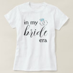 På min Bride Era Bröllop Ringar Silver Bachelorett T Shirt<br><div class="desc">Den här t-shirten har ord "i min Bride-era" tillsammans med en uppsättning silver-banderat diamant ringar,  perfekt för en bachelorette-fest!</div>