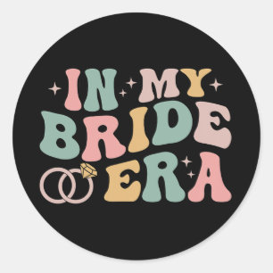 På min bride Era Funny Maka Engagerade Bachelorett Runt Klistermärke