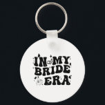 På min Bride Era Groovy Bride Bachelorette Party B Nyckelring<br><div class="desc">På min Bride Era Groovy Bride Bachelorette Party Bridesmaid 4</div>