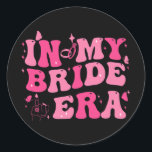 På min Bride Era Groovy Bride Bachelorette Party B Runt Klistermärke<br><div class="desc">På min Bride Era Groovy Bride Bachelorette Party Bridesmaid 2</div>
