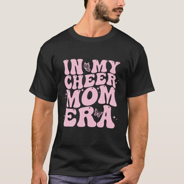 På min Cheer Mamma Era Funny CheerLeading Football T Shirt (Framsida)