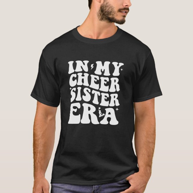 På min Cheer Sister Era Cheerledande sportschaufer T Shirt (Framsida)