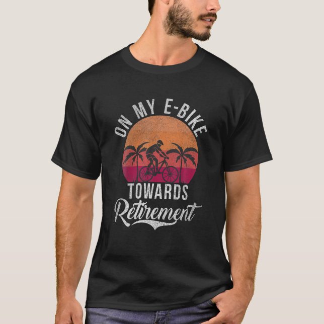 På min E Bike mot Pension E Biking Electric T Shirt (Framsida)