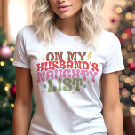På min Make är Naughty-lista en fin jul T Shirt<br><div class="desc">Lägg till lite lekfull humor till din helgdag-garderob med den här "På min Make Naughty List"-återjullskjortan! Med fet, vintage-inspirerad typografi i festive färg och roligt star accents, är den här designen perfekt för att sprida helgdag cheer med en kinkig twist. Den här skjortan är perfekt för julfester, avslappnader eller som...</div>