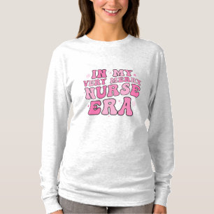 På min mycket goda sjuktid - julsjuksköterska t shirt