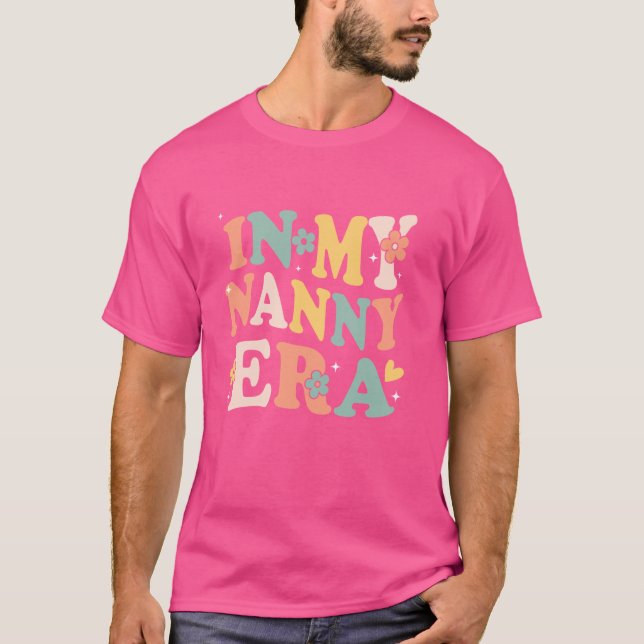 På min Nanny Era Funny Sarcastic Groovy Retro Moth T Shirt (Framsida)
