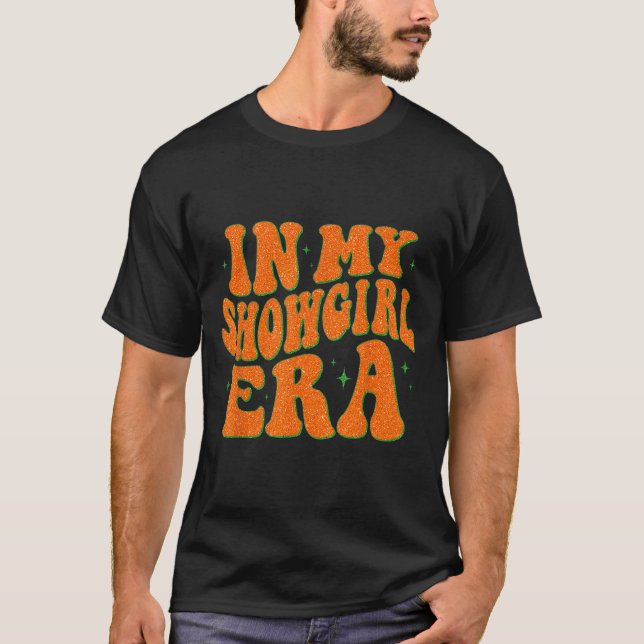 På min Showgirl Era Groovy Graphic Outfit Women Gi T Shirt (Framsida)