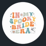 På min talartid Bride Era Groovy Halloween Bröllop Runt Klistermärke<br><div class="desc">På min talartid Bride Era Groovy Halloween Bröllop</div>
