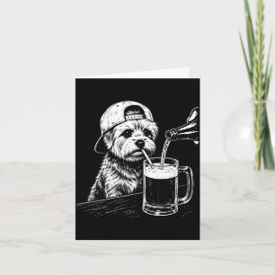 På ryggen Yorkie dricker öl Roligt hund meme Retro Kort