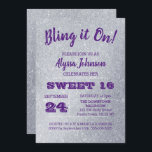 På Silver Sparkles Lila Sweet 16 Inbjudningar<br><div class="desc">Dessa inbjudningar är perfekt för alla högljudda födelsedag med en silver-gnidig bakgrund och ultraviolett text. Varje textrad är fullt anpassade att säga precis vad ni vill!</div>