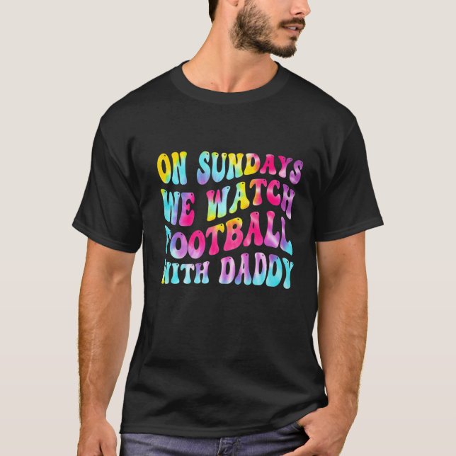 På Söndag tittar vi med pappa Funny Family Footba T Shirt (Framsida)