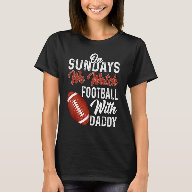 På Söndag tittar vi med pappa Funny Family Footba T Shirt (Framsida)