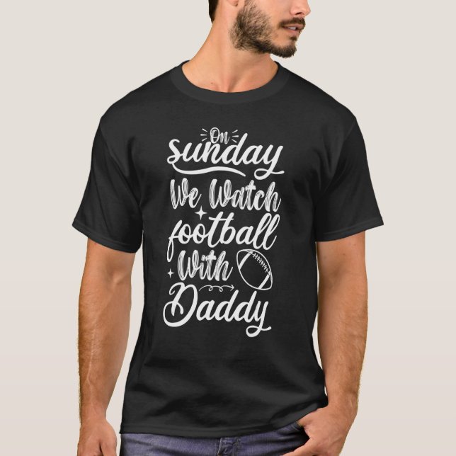 På Söndag tittar vi på fotboll med pappa Funny Foo T Shirt (Framsida)