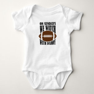 På söndagar tittar vi på fotboll med pappa t shirt