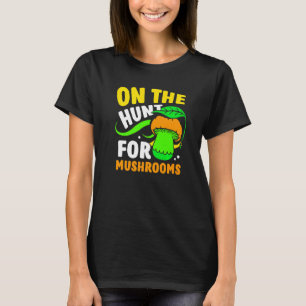 På stötten för svampar som plockar svamp t shirt