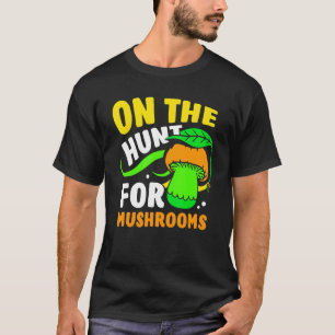 På stötten för svampar som plockar svamp t shirt