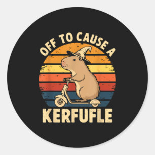 På väg att orsaka en röra rolig capybara skämt mem runt klistermärke