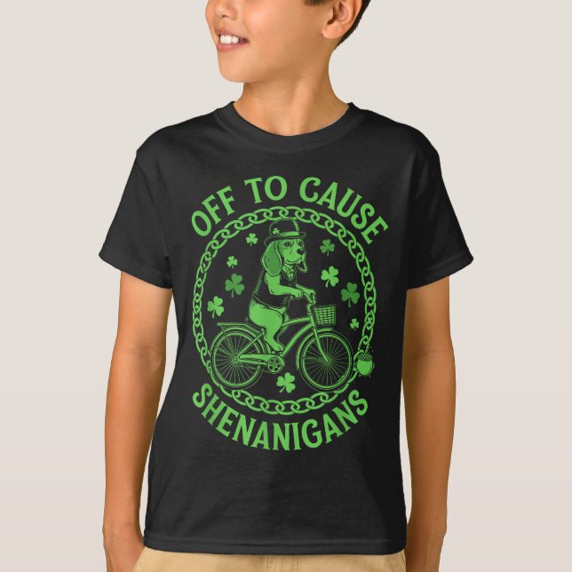 På väg att ställa till rackartyg beagle st patrick t shirt (Framsida)