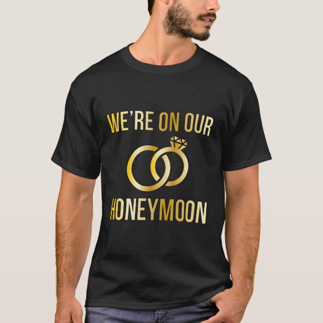 På vår honeymoon Honeymooning Honeymoon Vacation T Shirt (Framsida)