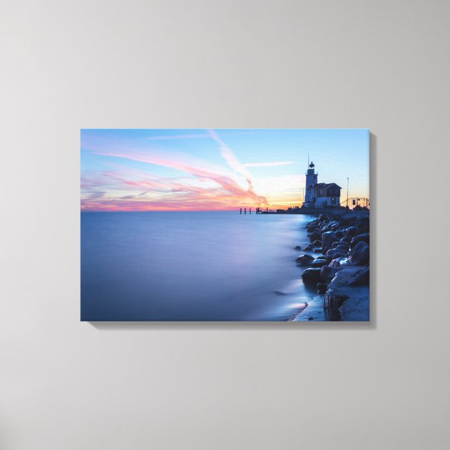 Paard van Marken fyr i en blå soluppgång Canvastryck (Framsida)