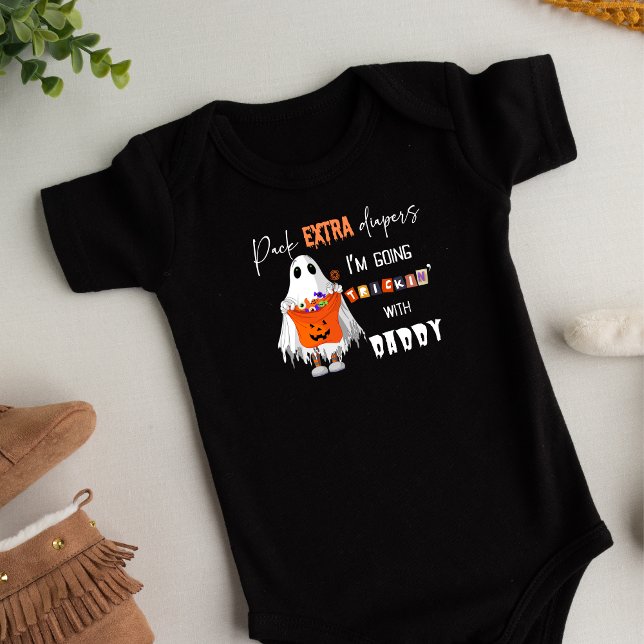 Pack Extra Diaper jag trickin med pappa Funny T Shirt (Pack Extra Diapers I'm Trickin' with Daddy Funny Baby Bodysuit)